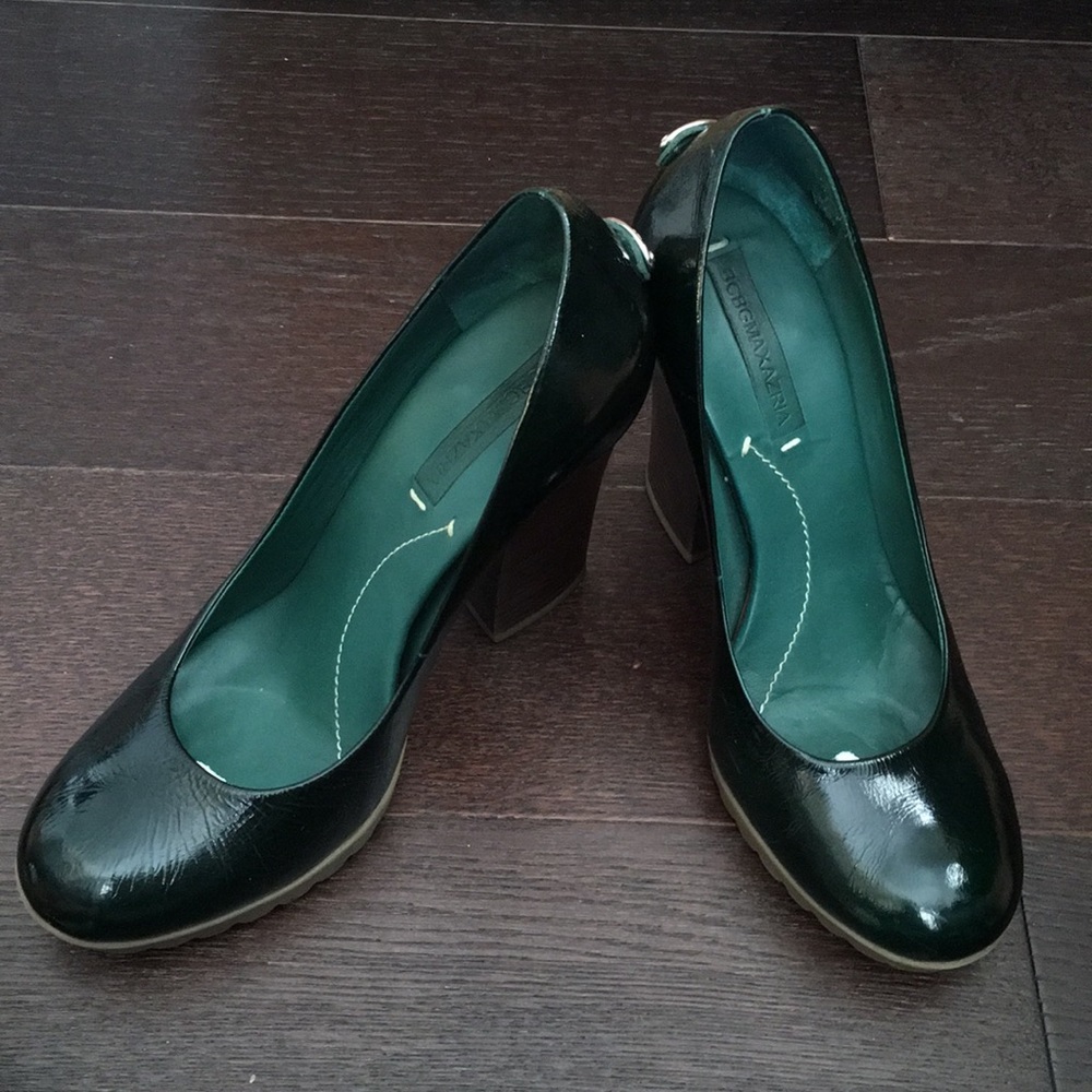 BCBG emerald green patent leather heel